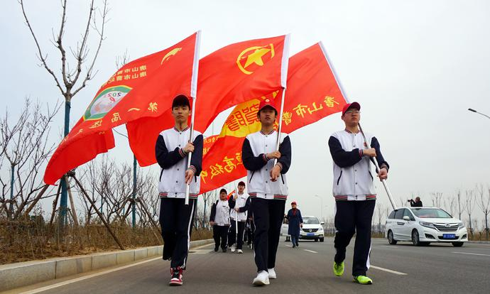 脚踏春风游新城 歌唱祖国好少年