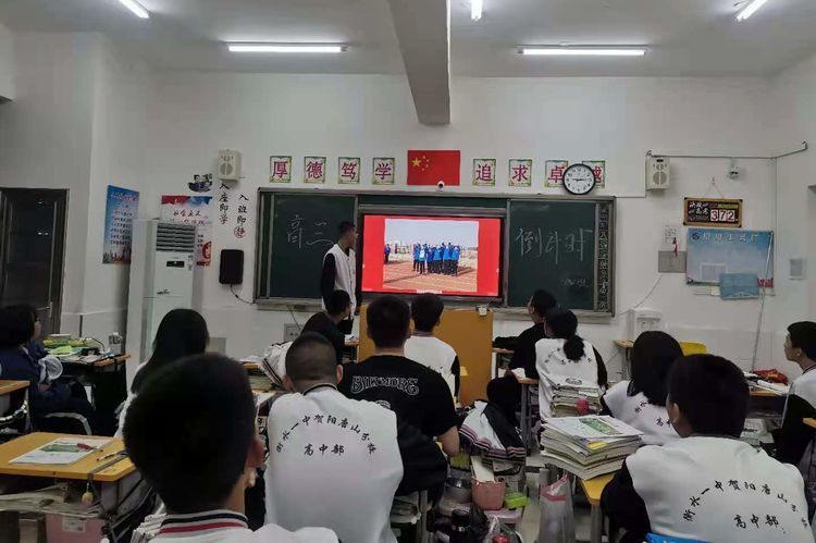 高三，我来了!——中恒高级中学高二年级部班会纪实