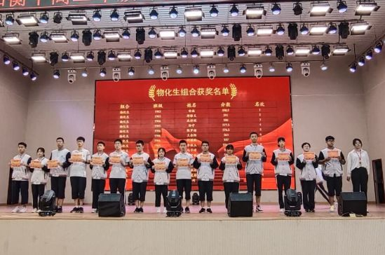 奋发拼搏 勇于开阔——中恒高级中学高二年级部表彰大会暨红歌比赛纪实