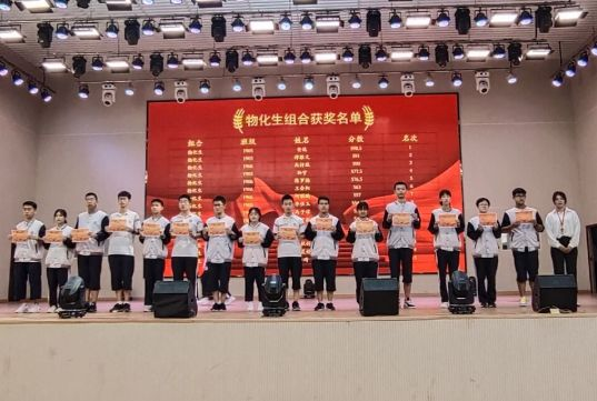 奋发拼搏 勇于开阔——中恒高级中学高二年级部表彰大会暨红歌比赛纪实