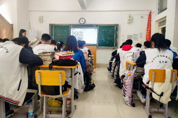 展风采  互学习  共提高——中恒高级中学高二A部语文组听评课活动