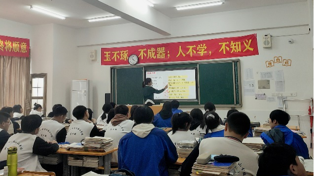 展风采  互学习  共提高——中恒高级中学高二A部语文组听评课活动