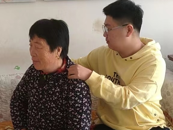 敬老孝亲颂家风  孝亲为先弘美德